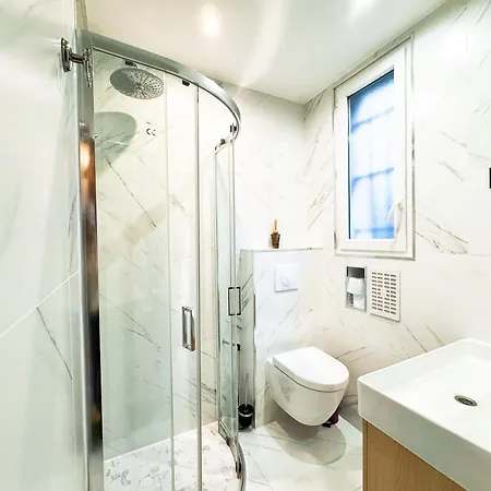 Cosy Petit Monparnasse Retreat